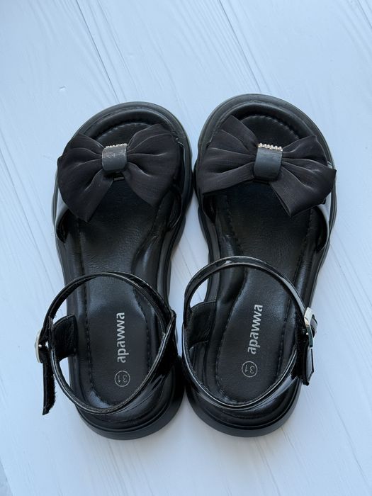 Босоніжки на дівчинку