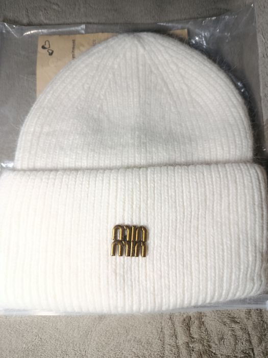 Шапка жіноча біла