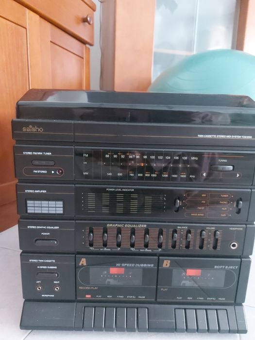 Aparelhagem com gira disco leitor de cassetes e rádio