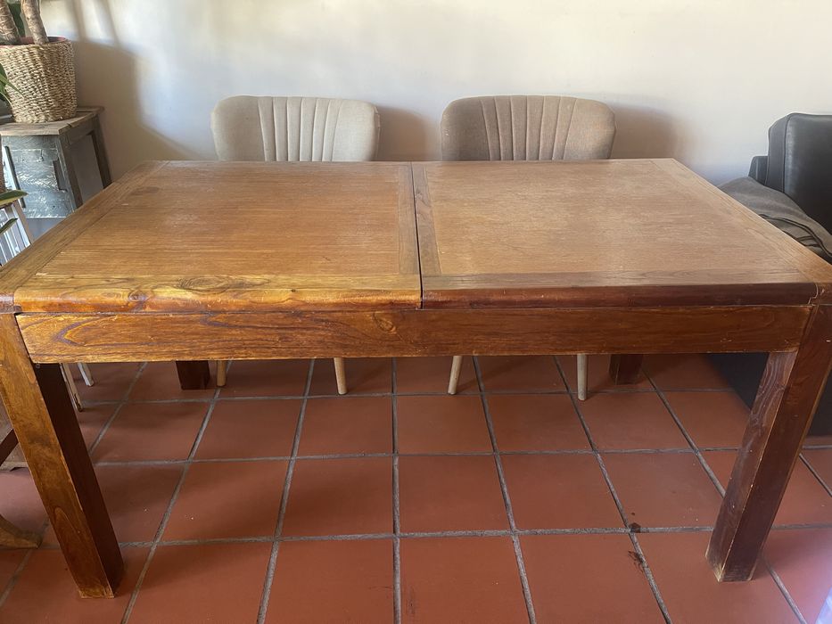 Mesa de Jantar Vintage em Madeira Maciça – Extensível (6 a 12 pessoas)