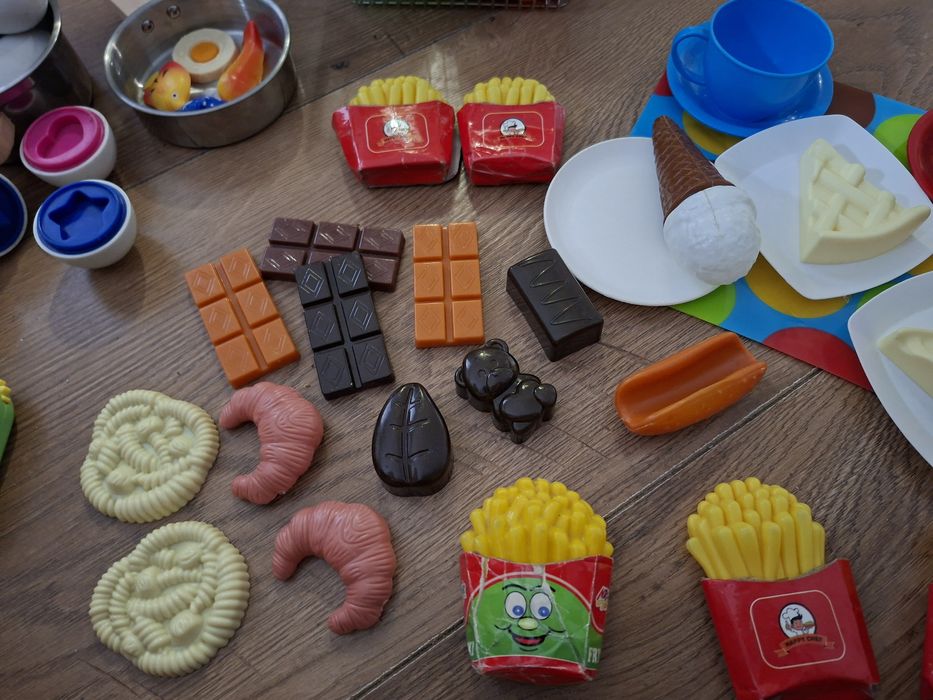 Proodukty i akcesoria do zabawy, kuchnia, sklep, kawiarnia.