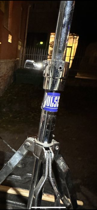 Барабани:великий. 2 томи. 2стійки для тарілок,малий,педаль