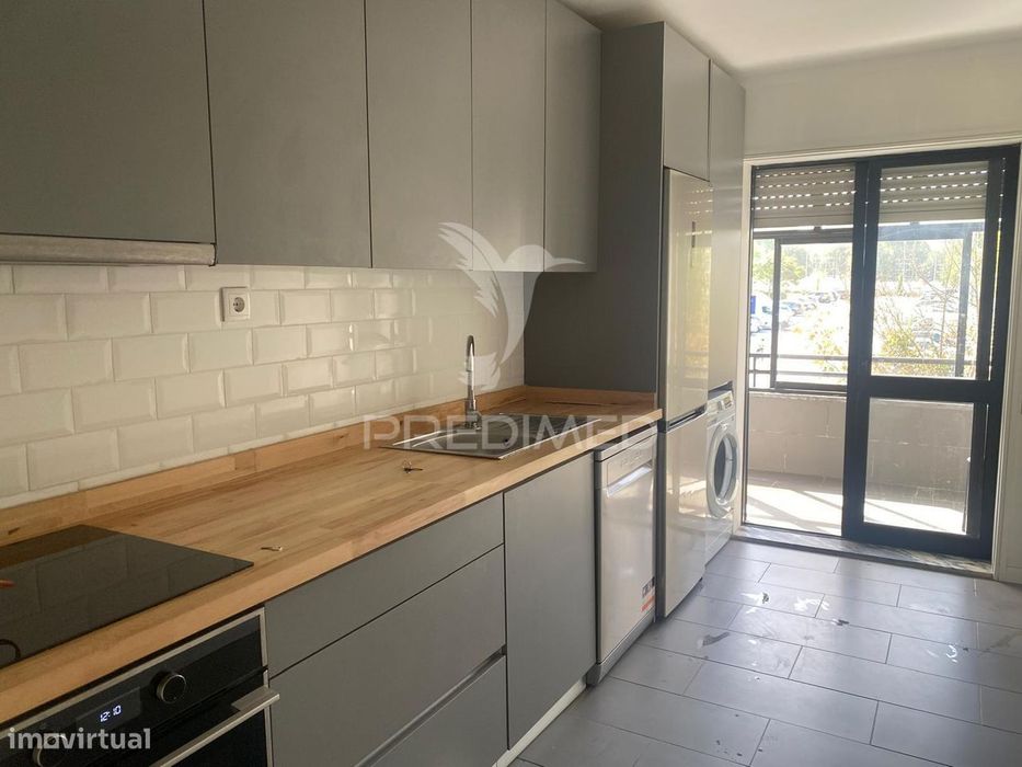 Arrenda-se T2 remodelado com garagem em Montes Burgos