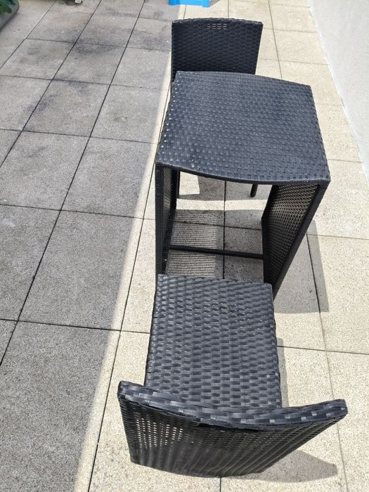 Mesas + 2 cadeiras com almofadas