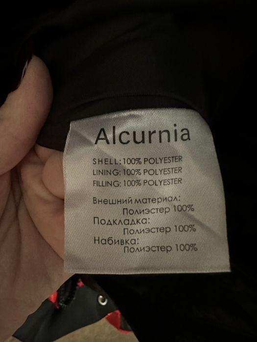 Зимова куртка , пуховик.