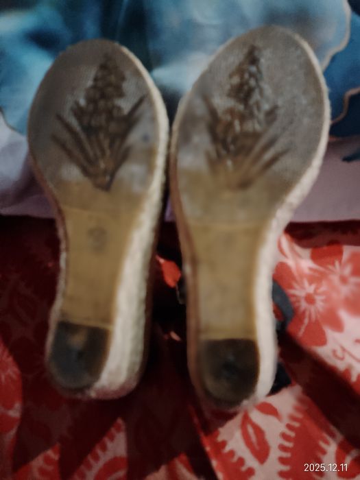 Sandálias de verão com brilhantes