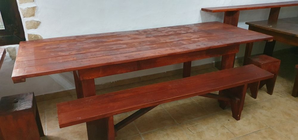 Mesas e bancos de madeira
