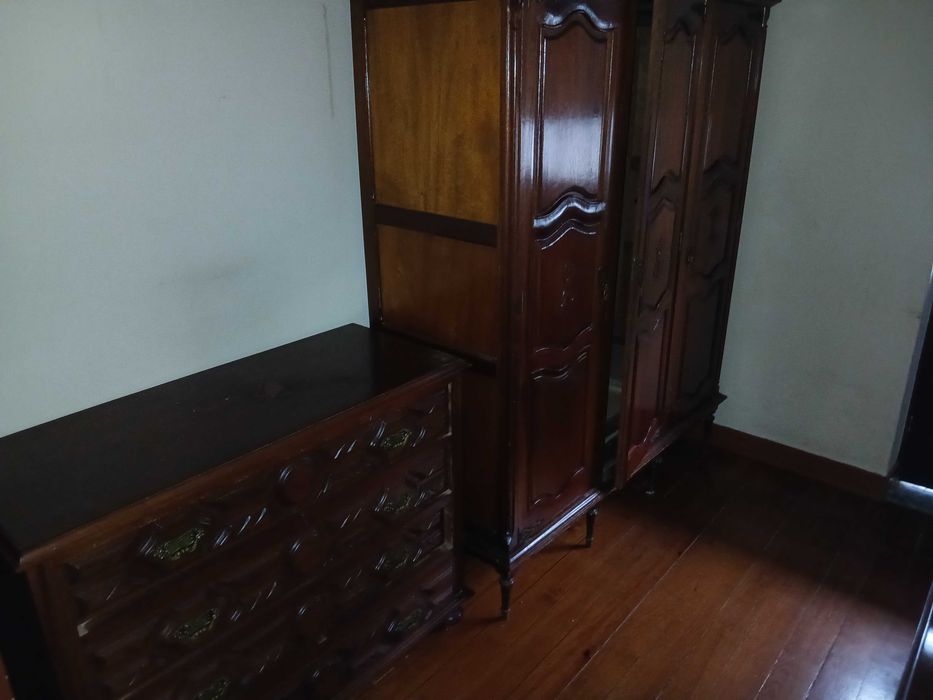 Arrenda-se / Aluga-se Quarto com serventia Cozinha e WC.