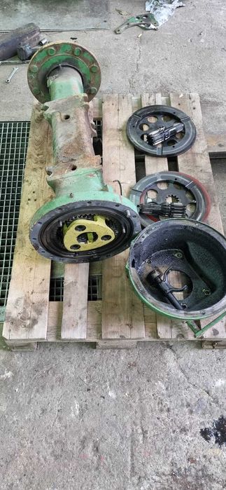 Skrzynia biegów przedni most sprzęgło hamulce kombajnu John Deere 330