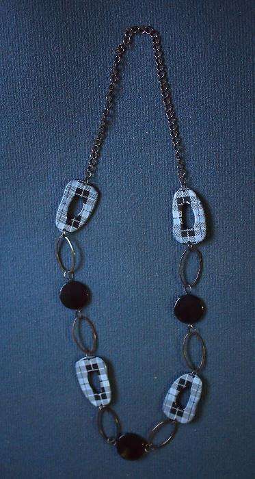 Colar xadrez preto/branco