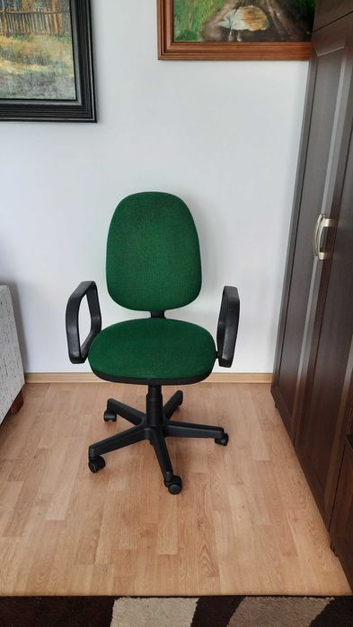 Sprzedam fotel obrotowy do biurka w dobrym stanie!