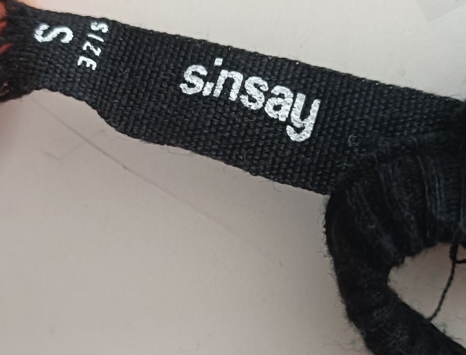 Czarny crop top Sinsay