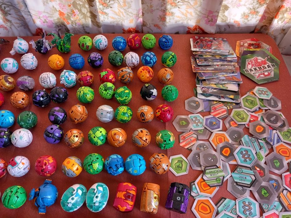 Grande lote bolas e cartões Bakugan