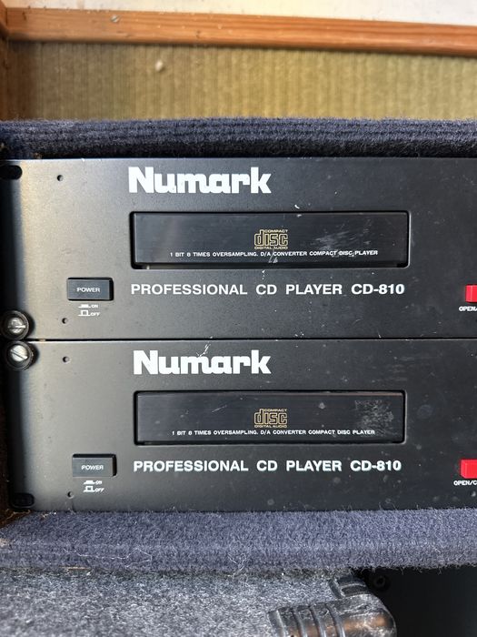 2 leitores de CD Numark Professional CD-810