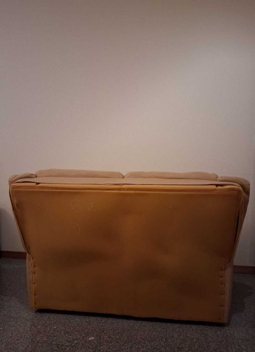Sofá robusto de 2 lugares