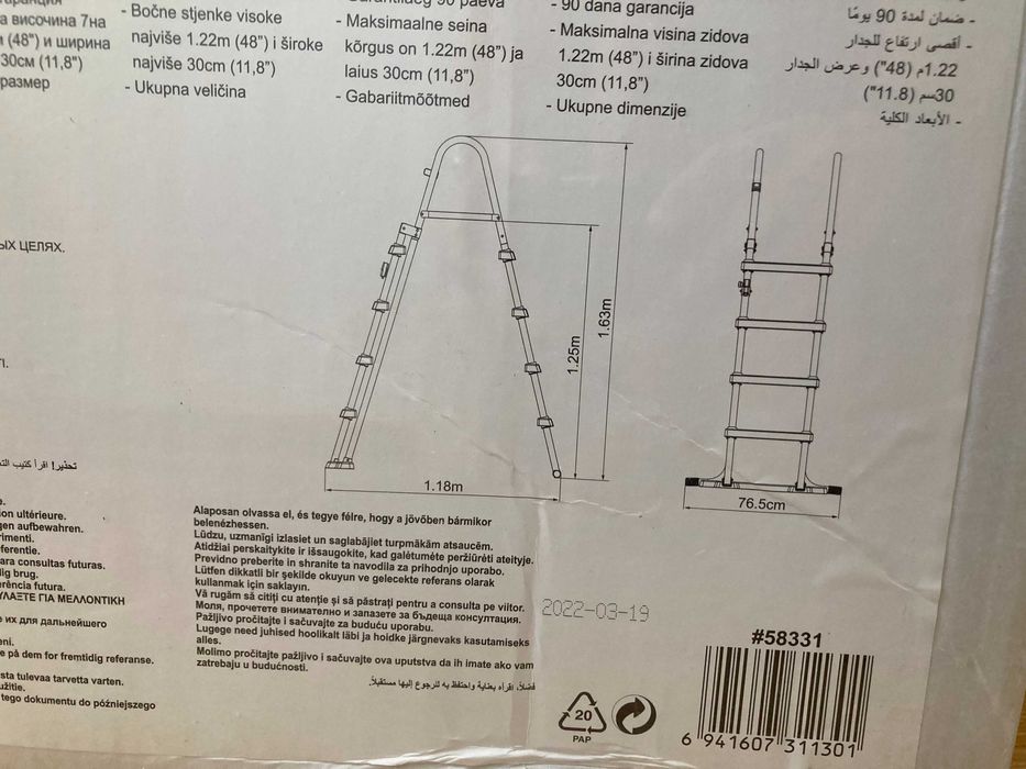 Escada de piscina nova.