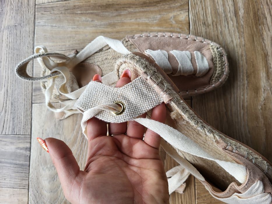 Beżowe kremowe espadryle sandały Boho wiązane na łydkach Parfois 39