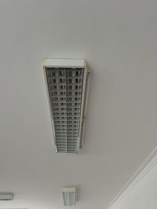 Luminárias de Teto Fluorescentes com Grelha