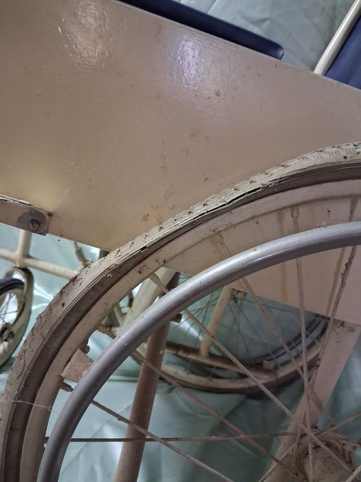 Cadeira de rodas antiga