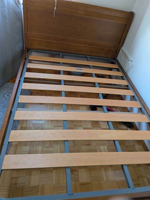 Cama de madeira com colchão - em muito bom estado 140x195 cm