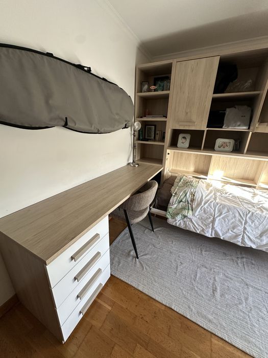 Móvel Multifuncional: Cama Desdobrável, Secretária, Armários e Gavetas