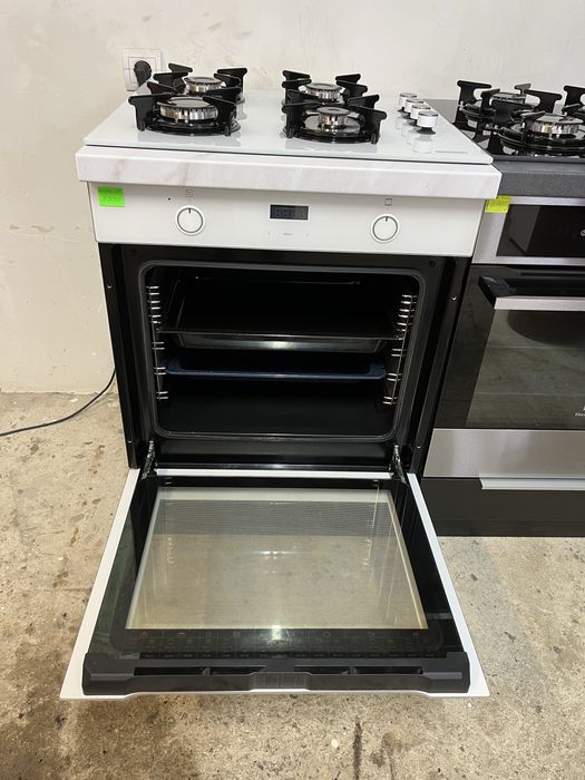 Вбудована кухня: газова поверхня і духова шафа в тумбі