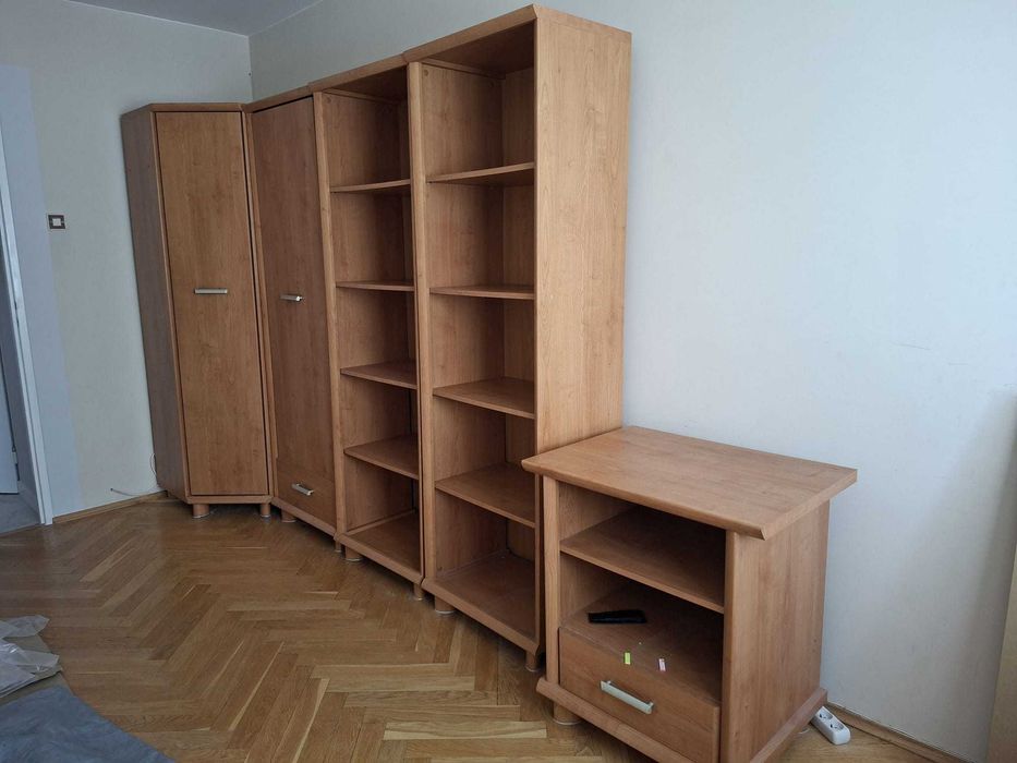 Meble pokojowe - szafa, regały i stolik