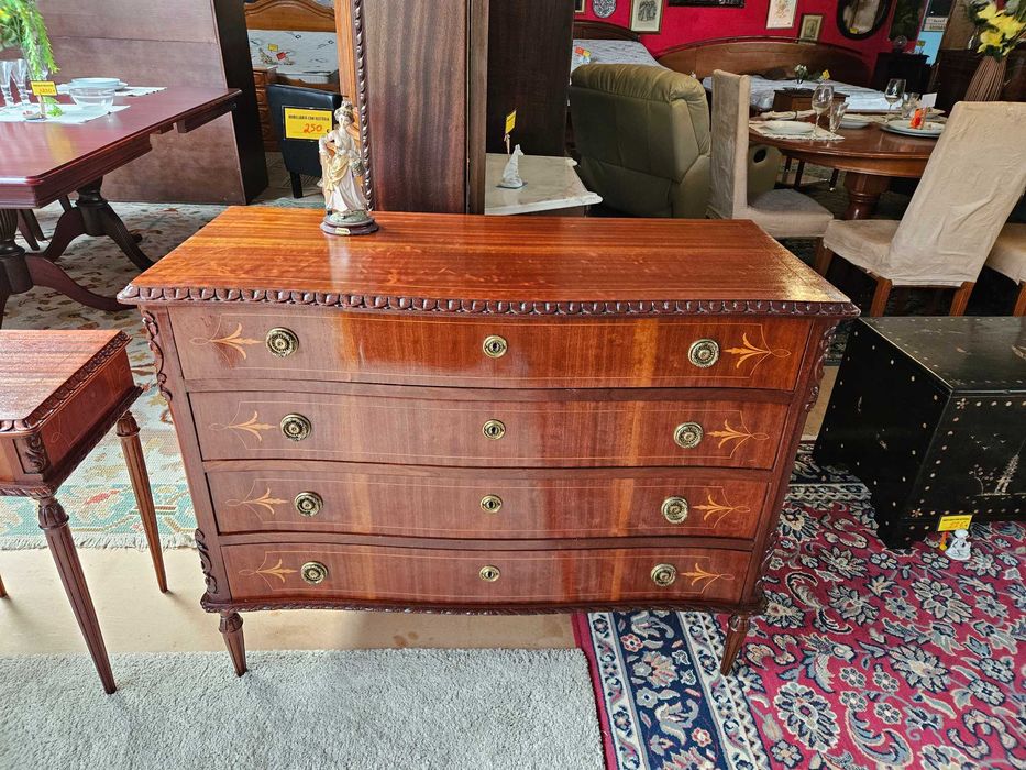 Cómoda antiga em óptimo estado geral