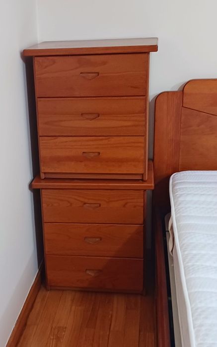 2 Camas com mesinhas de cabeceira em tom cerejeira