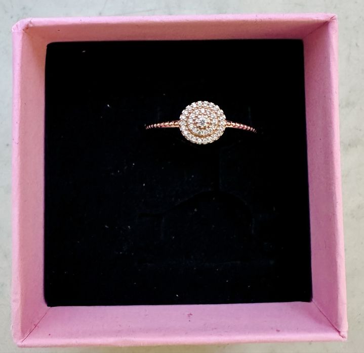 Elegancki lśniący pierścionek Pandora – rozmiar 56