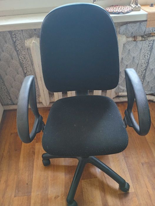 Офисное  кресло  в хорошем  состоянии