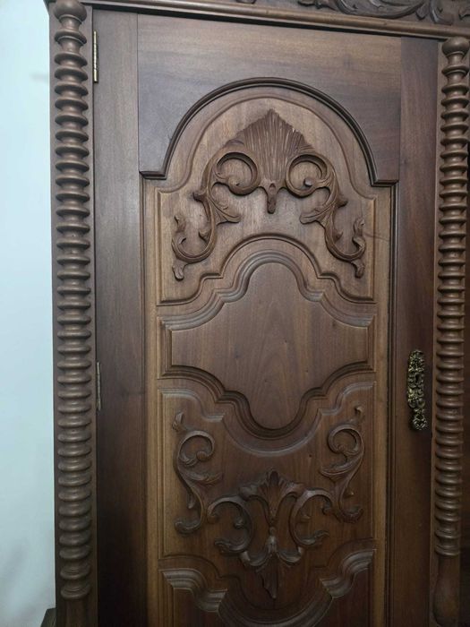 Móvel de sala em madeira trabalhada