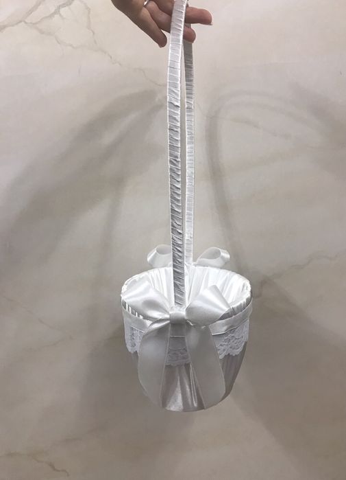 Корзинка біла для пелюстків троянд