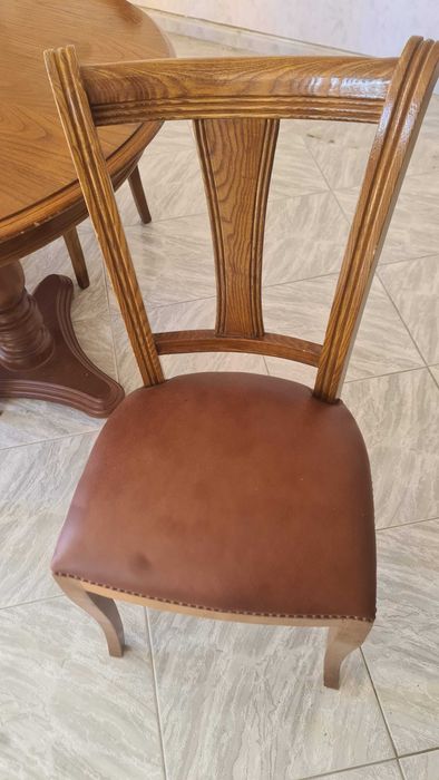 Mesa de sala e 8 cadeiras