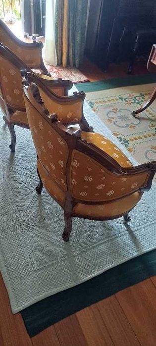 Conjunto sofá, poltronas e cadeiras antigas sem braços.