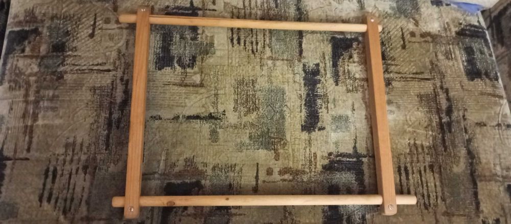 Рамка для вышивания бисером б.у в хорошем состоянии регулируемая.