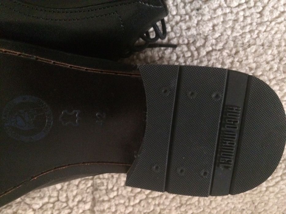 Sapatos em pele cosidos a mão