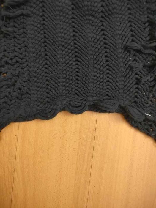 Gola de lã preta de malha grossa também conhecida como infinity scarf ou gola infinita