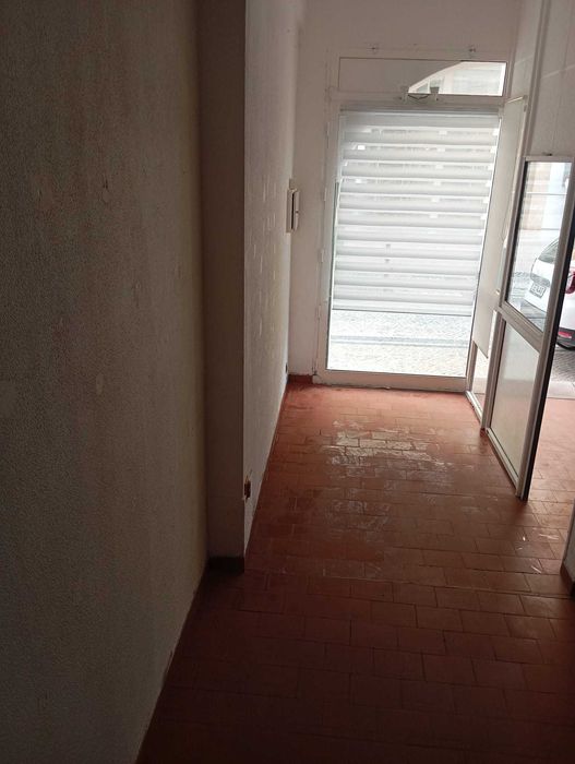 Arrenda-se pequeno espaço comercial na rua do comércio no Bombarral