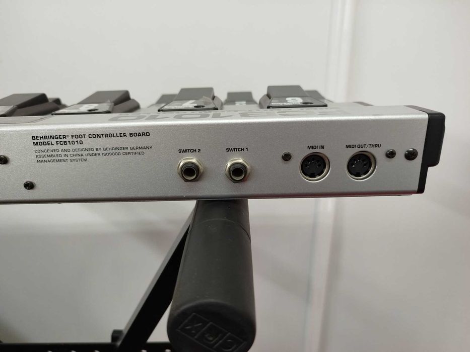 Pedaleira MIDI "BEHRINGER FCB1010" MIDI Foot Controller
