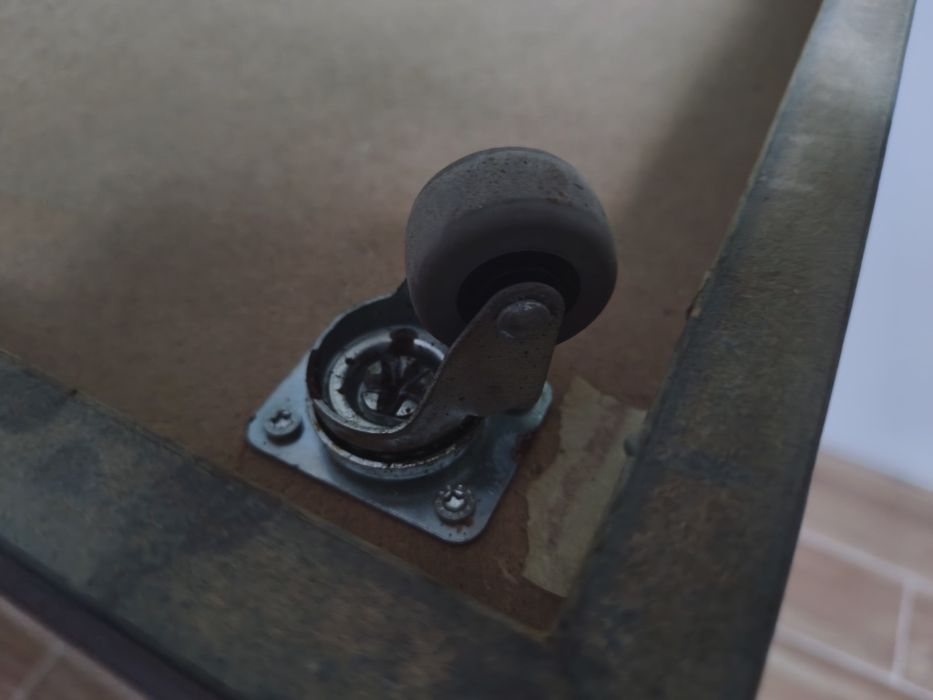 Stolik / ekspozytor sklepowy na kółkach