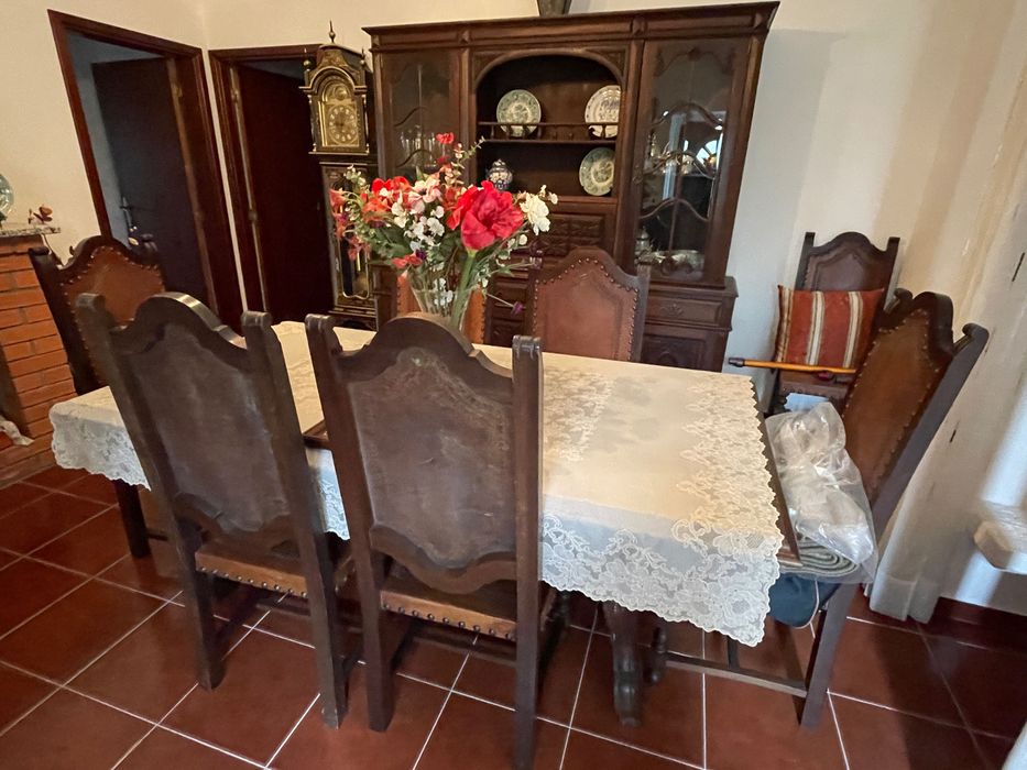 Mobília de sala de jantar estilo séc. XVII