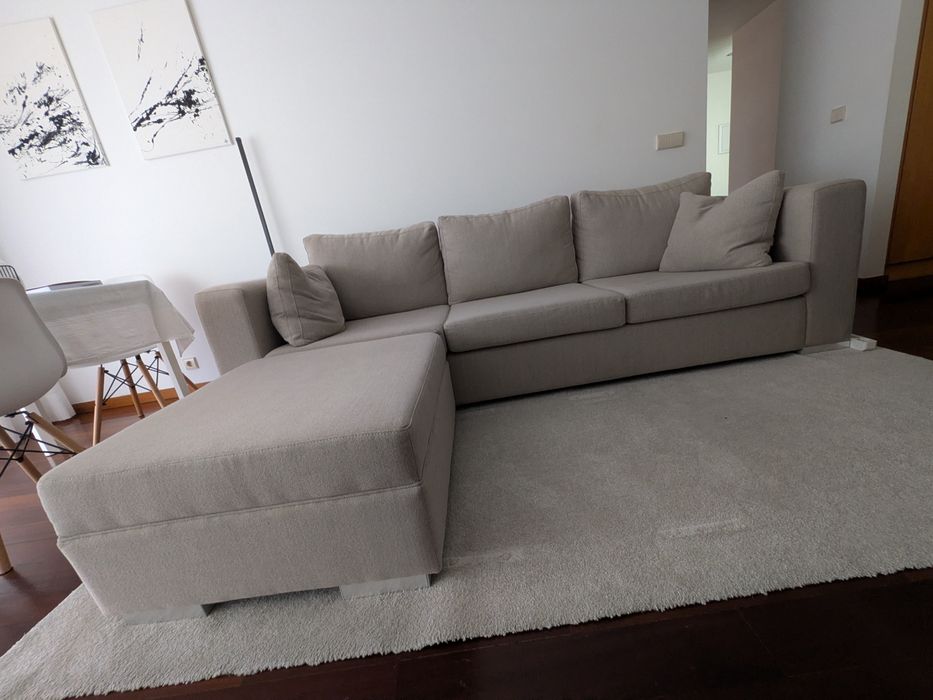 Sofá com chaise longe