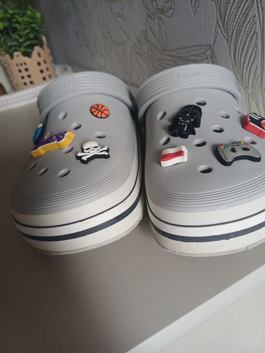 Buty Crocs 41 z przypinkami