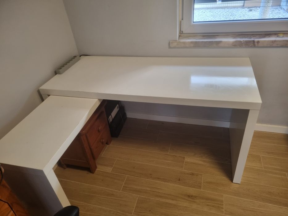 Secretária Malm com painel extraível