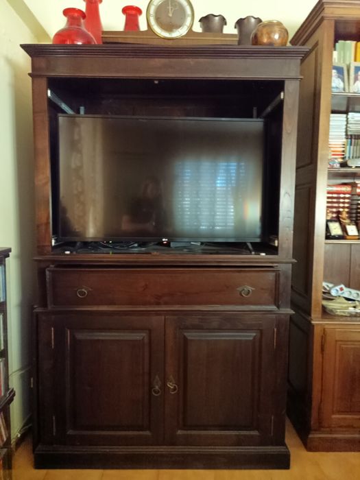 Móvel em madeira totalmente em castanho velho maciço