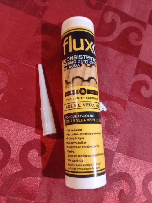 Cola e veda para telhas