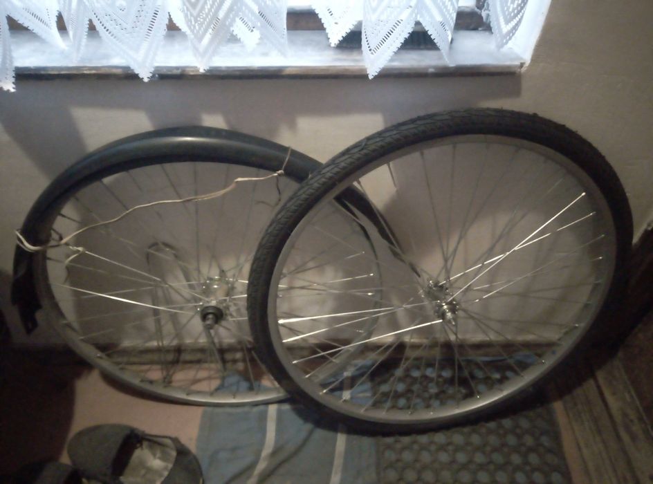 ВелоКолеса 28“ с мощними спицами и антипрокольной покришкой і крила.