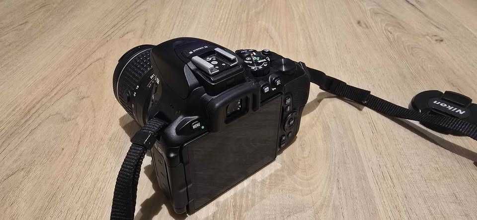 Nikon D5600 + Lente 18-55mm VR - Como Nova - Excelente Estado