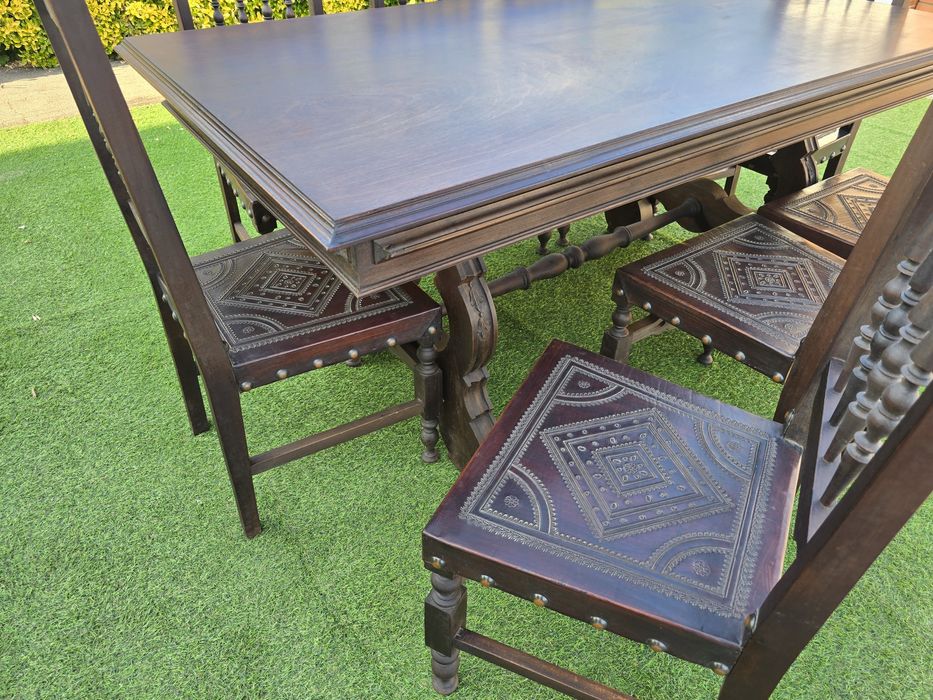 Mobília de sala de jantar em bom estado de conservação